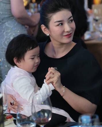 女儿接连竖中指 当妈的一脸尴尬黄毅清微博替