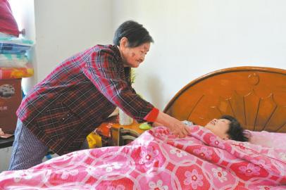 婆婆照顾瘫痪儿媳24年 摔伤后三兄弟接力照顾嫂嫂
