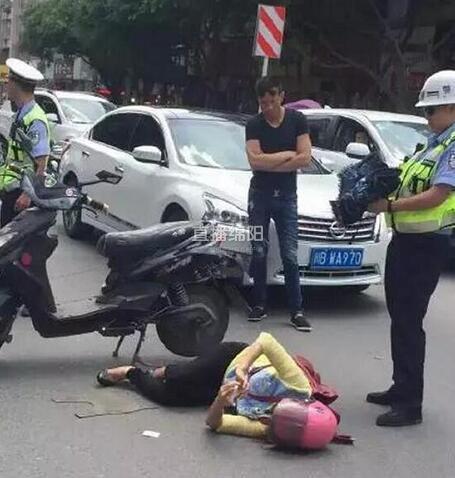 四川一女子出车祸被剐倒 躺地玩手机影响交通