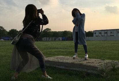 李小璐给闺蜜扭曲身段认真非常拍照地拿着相污图表情卡通图动态包图片