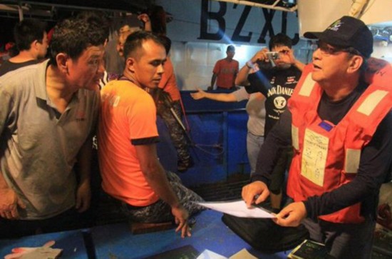 菲律宾又扣两艘中国渔船 25名船员被扣留(高清