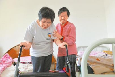 婆婆照顾瘫痪儿媳24年 摔伤后三兄弟接力照顾嫂嫂