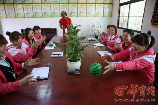 蓝田乡村幼儿园来了洋外教 村民做油泼面感谢