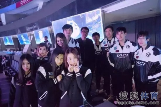起底真实的lol电竞女团:住网吧 收入不及男团零