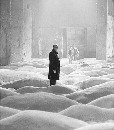 人民日报品鉴:《潜行者》,行在镜中犹不知