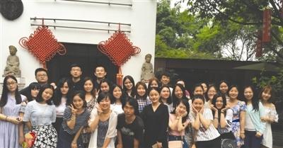 日本老师打飞的来蓉 只为与学生拍毕业照(图)