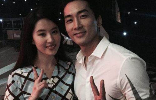 网曝宋承宪刘亦菲分手 看看明星情侣甜蜜封面