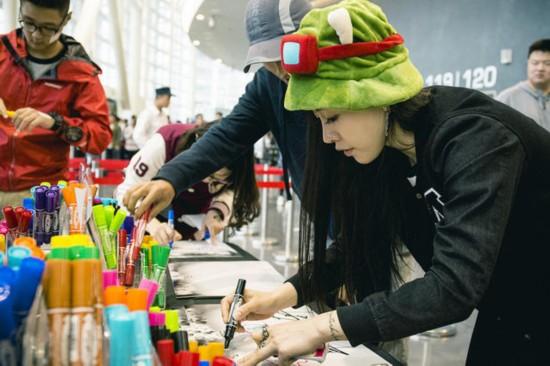 (组图)LOLMSI季中赛惊现一大波美女观众 示爱