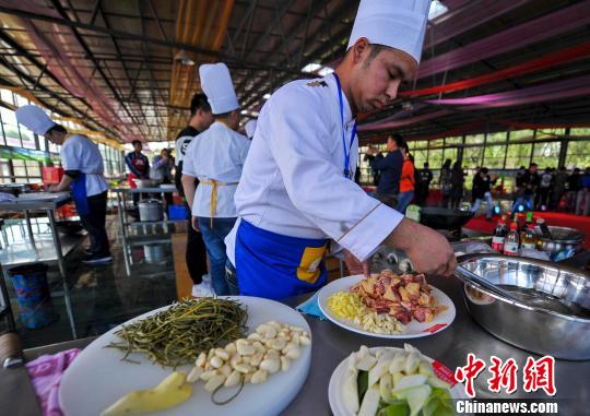 乌鲁木齐农家乐大厨比拼厨艺 烹制新疆特色菜