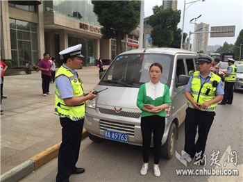 2016高考中考在即 武汉交警启动史上最严校车