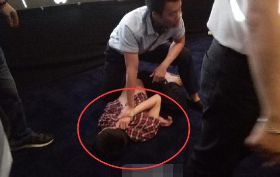 刘亦菲遭男子扑倒 猥琐男照片曝光已报警处理