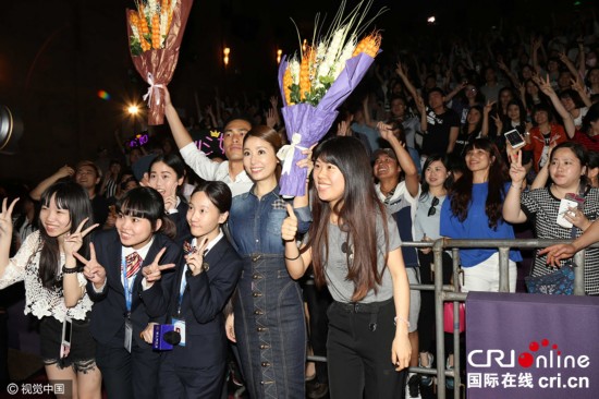 林心如霍建华公开恋情惹人羡 与影迷合影频露