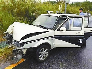 深圳考生路考走神驾车撞上电线杆