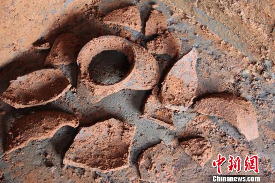出土的陶器碎片。　杨万里 摄