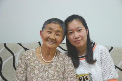 孙女为奶奶拍青春照 80岁"最美奶奶"成网红(图)
