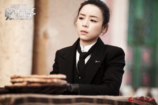 《快枪手》张静初冷艳制服显高冷 首拍打戏引