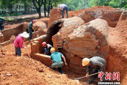 考古工作者正在对古墓进行挖掘。　杨万里　摄
