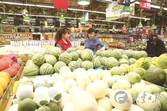 盐城大丰西瓜等时令水果上市 销量不断走高