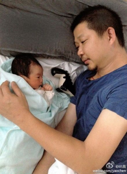 贾静雯三胎女儿出生 晒小手小脚照取名小Bo妞 看明星宝宝第一张照片谁最萌