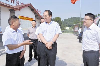 周喜安在资阳市雁江区保和镇洞子湾村作党课报