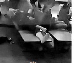 男子机场脱鞋睡觉 网友:有没有考虑到其他人的