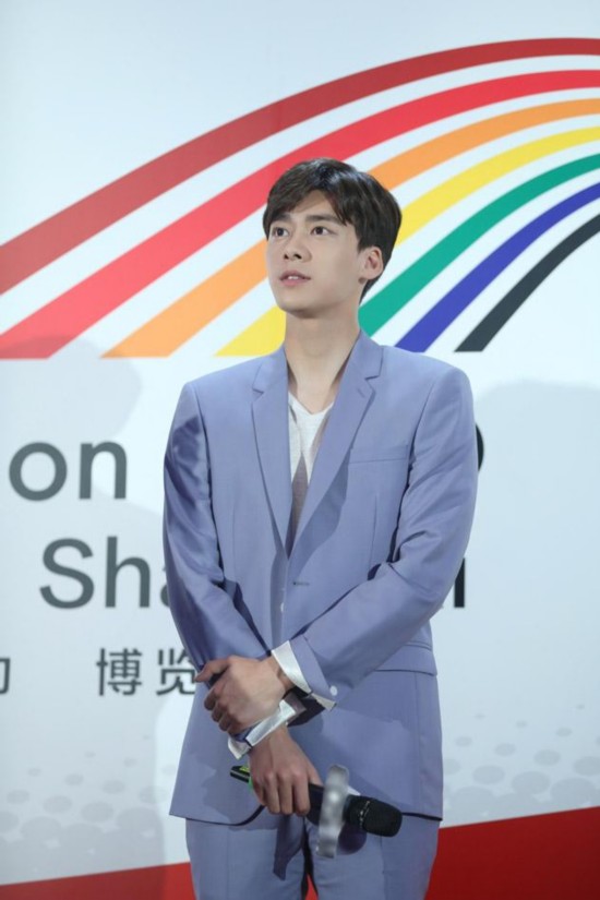 李易峰空降上海陪粉丝过521 现场展现撩妹功力