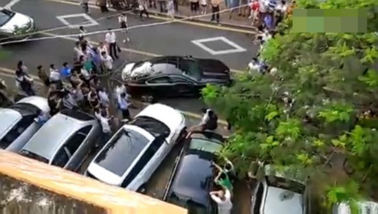 厦门路虎猛撞捷豹 什么矛盾造成如此仇恨?(组图)