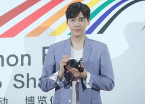 李易峰现场撩妹 握手拥抱展现撩妹功力!