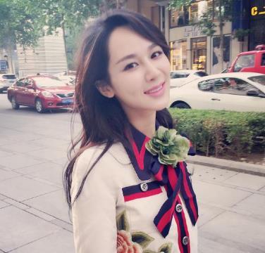 杨紫深夜醉酒蹲地上狂吐不止 杨紫整容了吗 晒照撞脸大半个娱乐圈