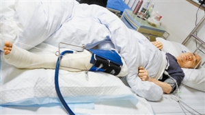 超市电梯张口咬住深圳六旬老人大腿