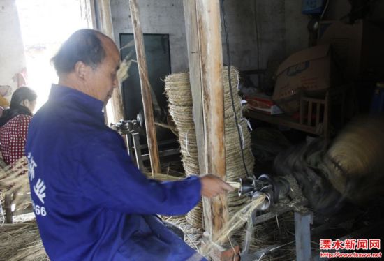南京溧水晶桥低收入农户编草绳 年增收2万多元