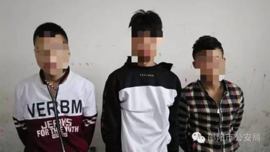 邵阳三蒙面歹徒持刀抢学生 一名学生身中数刀