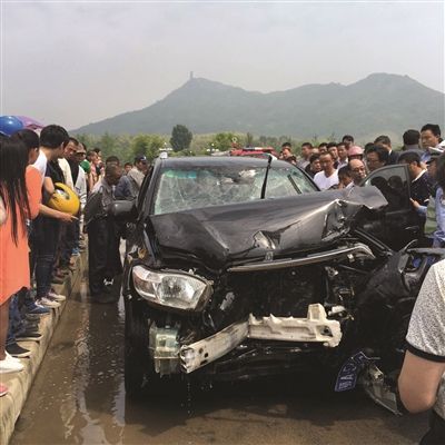 越野车撞断护栏冲进河中央 2人获救1人身亡