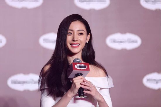 张天爱女神范儿亮相发布会 自称高冷girl