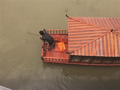 越野车撞断护栏冲进河中央 2人获救1人身亡