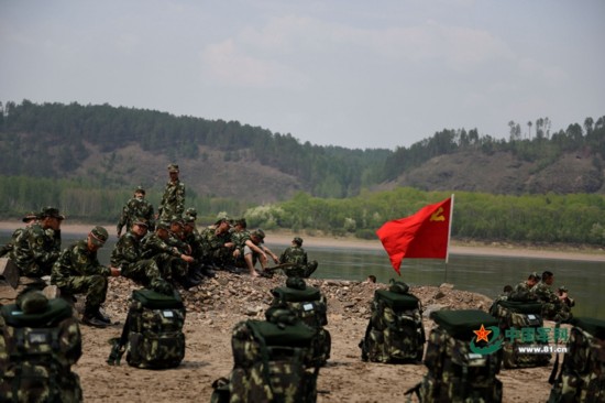 他们在祖国最北端徒步拉练 请注意那30公斤的