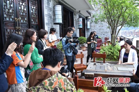 鳳凰縣委副書記時榮芬講述鳳凰縣打造“三大品牌”。