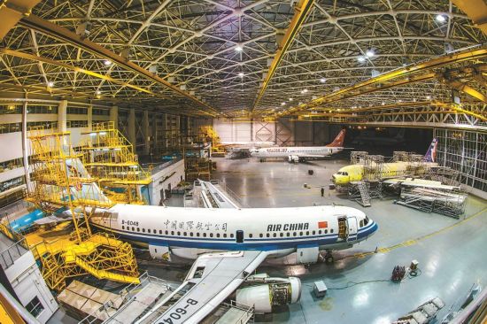 成都飞机修理师:戴着脚镣跳舞 与每一颗铆钉较