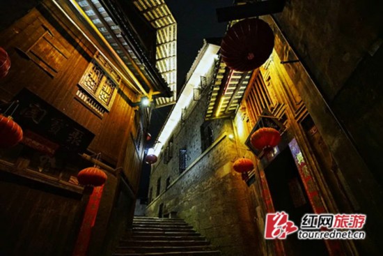夜色下的洪江古商城。顏國良 攝