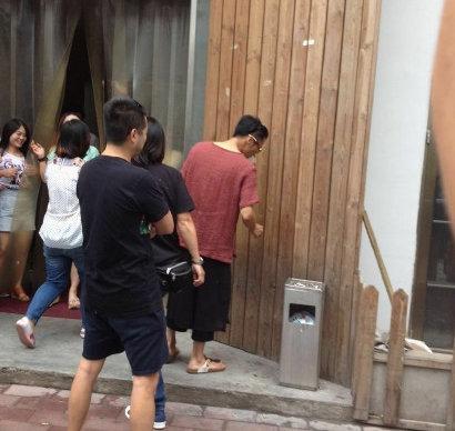 两人相爱后成了一个人!谢霆锋穿宽松棉麻衣 网