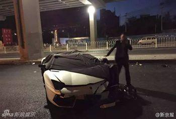  李易峰豪车撞桥墩 :临时牌照过期现场图曝光 李
