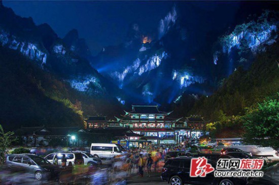 坐落在天門山腳下的天門山峽谷大劇場。陳敏捷-攝