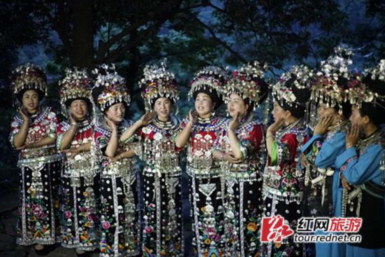 苗家阿嫂熱情以山歌送客。顏國良 攝