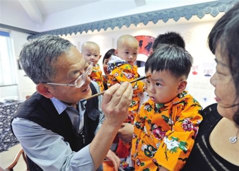 点朱砂制香囊 传统端午节民俗受苏州市民热捧