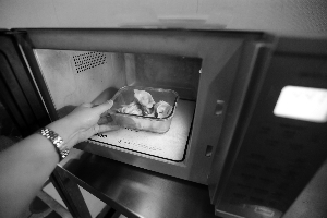 南京白领午餐吃啥?高档超市成 公共大食堂