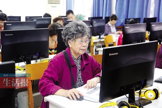 78岁奶奶坚持学习计算机 能做设计、剪视频、