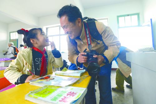 盐城30名摄影 爱好者为33名留守儿童留影