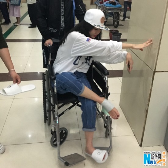 结束后立刻被工作人员送到医院拍片检查,一向乐观的她还开玩笑,"脚踝