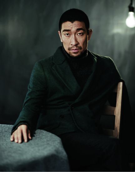 43岁王千源童心未泯晒自拍 玩 变形记 引围观