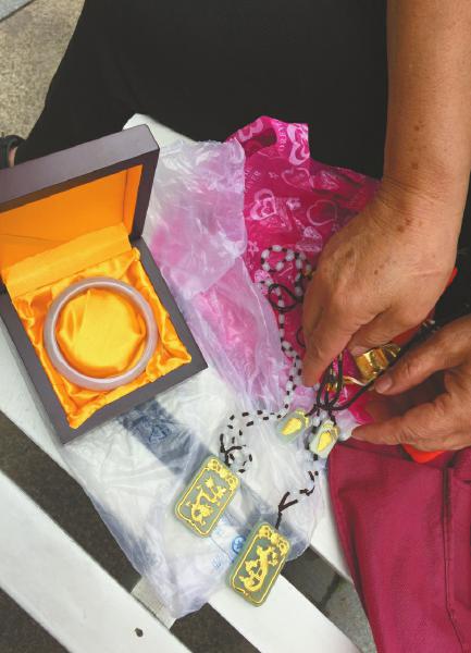 成都老人买保健品获赠港澳7日游 结果被骗走4